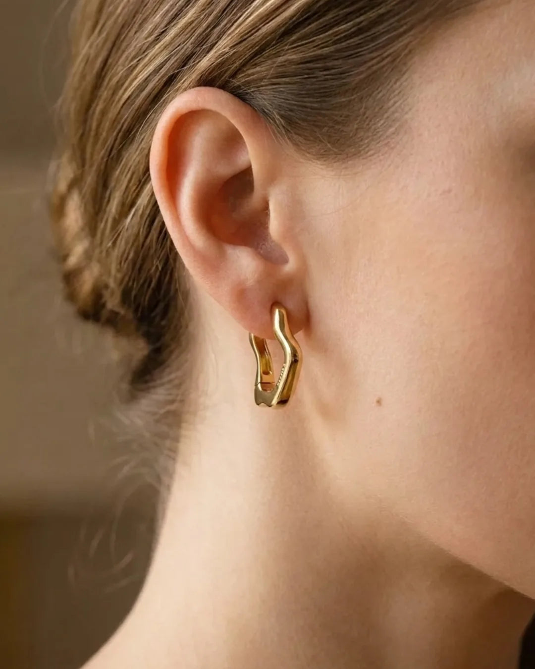 Elodie Wavy Hoop Earrings Modern