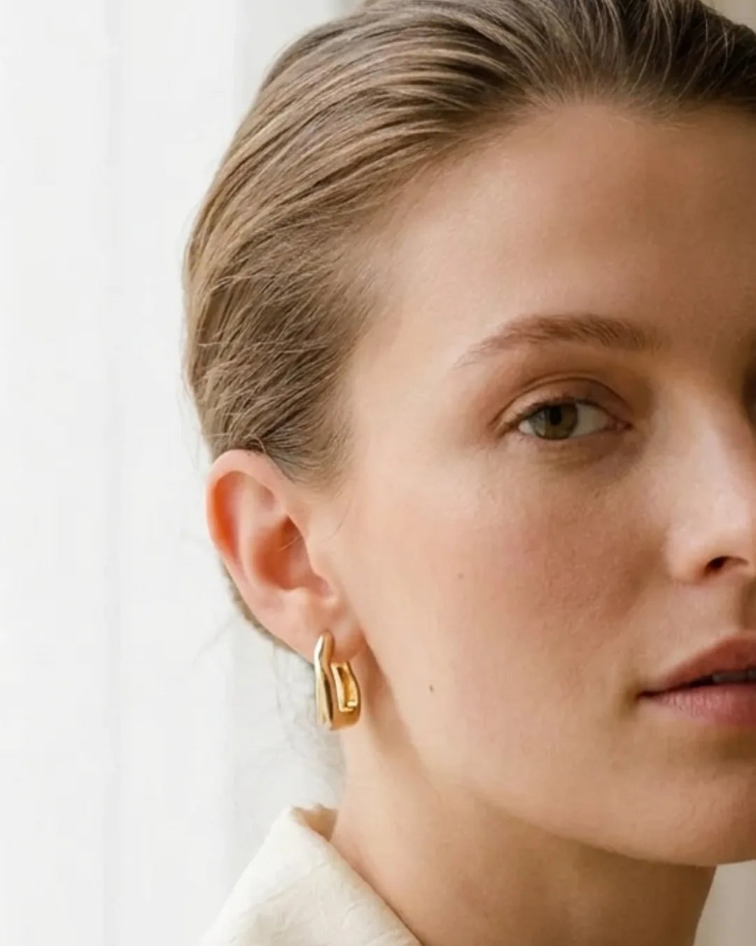 Elodie Wavy Hoop Earrings Modern