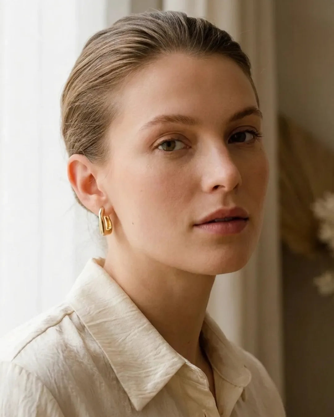 Elodie Wavy Hoop Earrings Modern